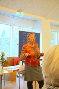Gretelise holm fortæller medrivende om sin opvækst i Syd- og Sønderjylland. 