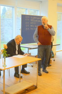 Ole Skude DUS i Vestsjællands distrikt bød velkommen til fhv. minister Niels Helveg Petersen.